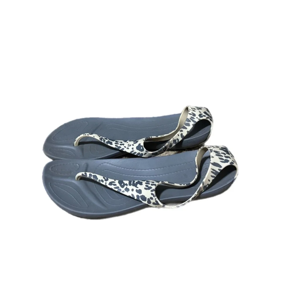 Crocs Sexi Flip Sandals Womens 9 Grey Leopard Print Excellent T-Strap Flat - Picture 1 of 9